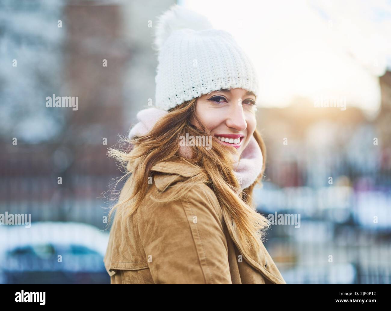 Bis zum Schnee gut. Eine attraktive junge Frau genießt es draußen im Schnee zu sein. Stockfoto