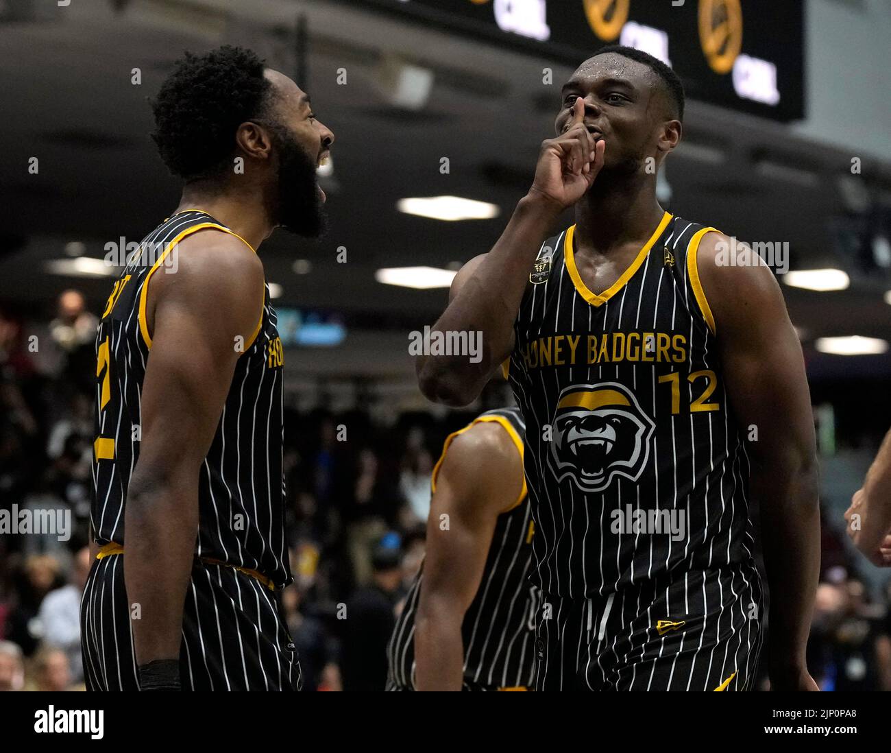 14. August 2022, Ottawa, ON, Kanada: Hamilton Honey Dachs-Wächter Aaron Best (links) Rand-Wächter Caleb Agada reagiert, nachdem Caleb beim CEBL-Meisterschaftsfinale am Sonntag, 14. August 2022 in Ottawa den Siegerkorb für das Spiel erzielt hat. (Bild: © Adrian Wyld/The Canadian Press via ZUMA Press) Stockfoto