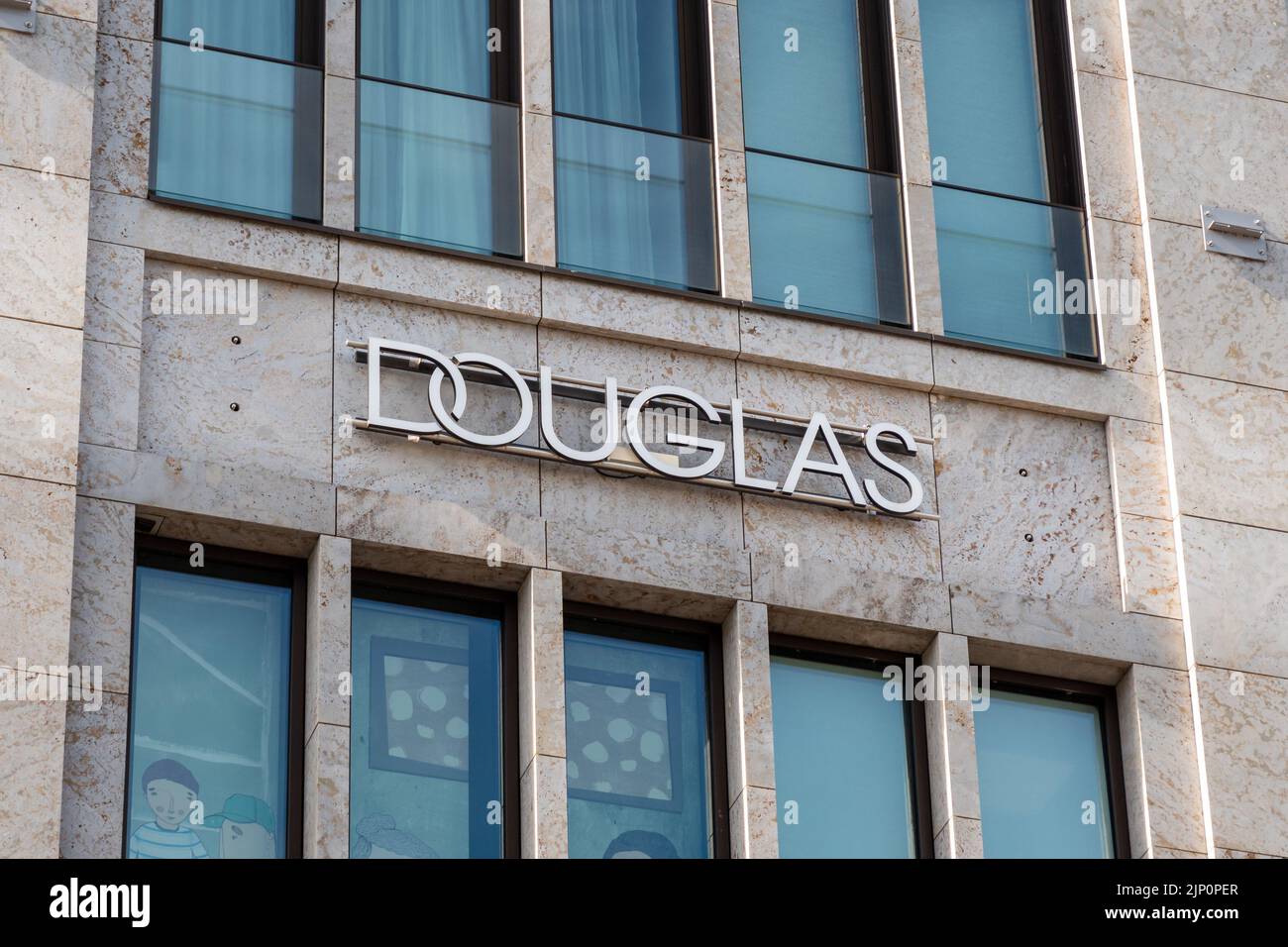 Logo der Douglas-Kette auf der Außenseite eines Einkaufszentrums. Deutscher Einzelhändler für Kosmetik und Parfüm. Markenschild als Werbung an einer modernen Fassade Stockfoto
