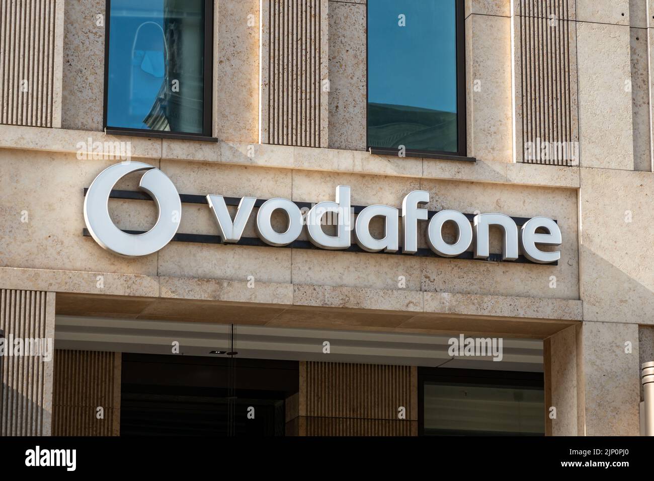 Vodafone-Logo auf der Außenfassade eines Einkaufszentrums. Eines der großen Kommunikationsunternehmen in Deutschland. Das Unternehmen erbringt Dienstleistungen. Stockfoto