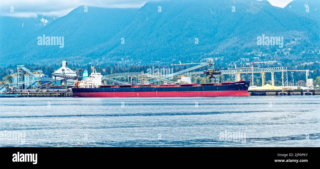 VANCOUVER, BRITISH COLUMBIA - 29. April 2022: Vancouver, ein geschäftiger Hafenort an der Westküste in British Columbia, gehört zu den Kanadas, die am dichtesten und ethnischsten sind Stockfoto