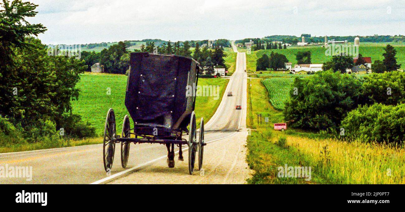 Farmland im Süden von Minnesota, USA. Von Pferden gezogene Buggys weisen auf eine nahe gelegene Amish-Gemeinde hin. (1995) Stockfoto