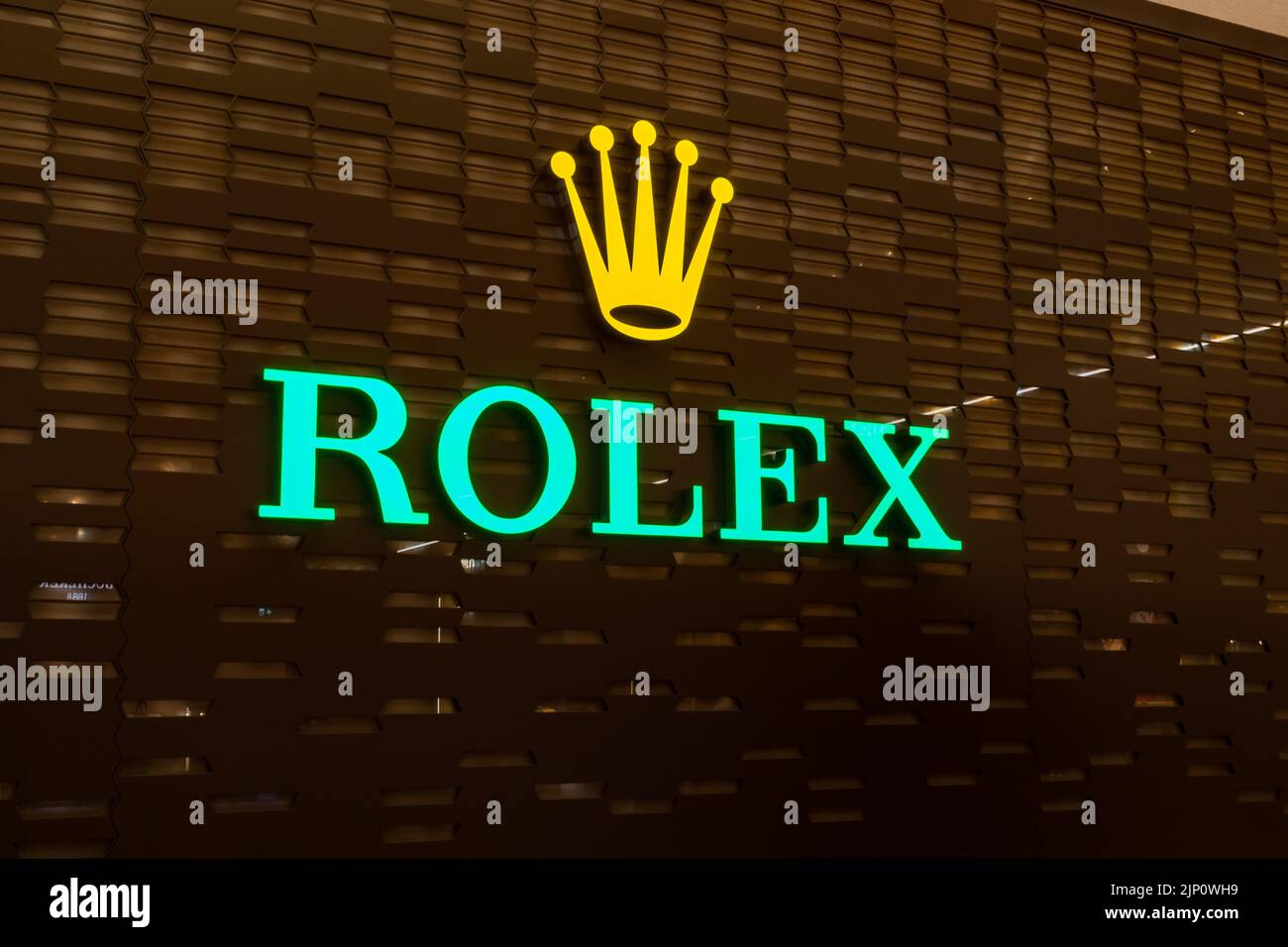 Rolex Logo in einem Geschäft. Leuchtschild des Luxusuhrdesigners und Herstellers. Markenzeichen der berühmten Schweizer Schmuckmarke. Luxuseinkäufe. Stockfoto