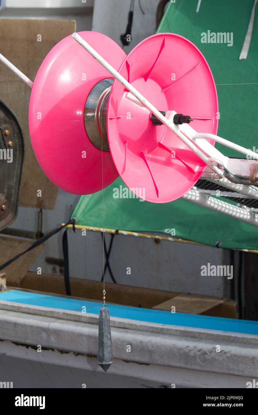 Rollen Sie auf einer Tintenfisch-Jigmaschine Stockfoto