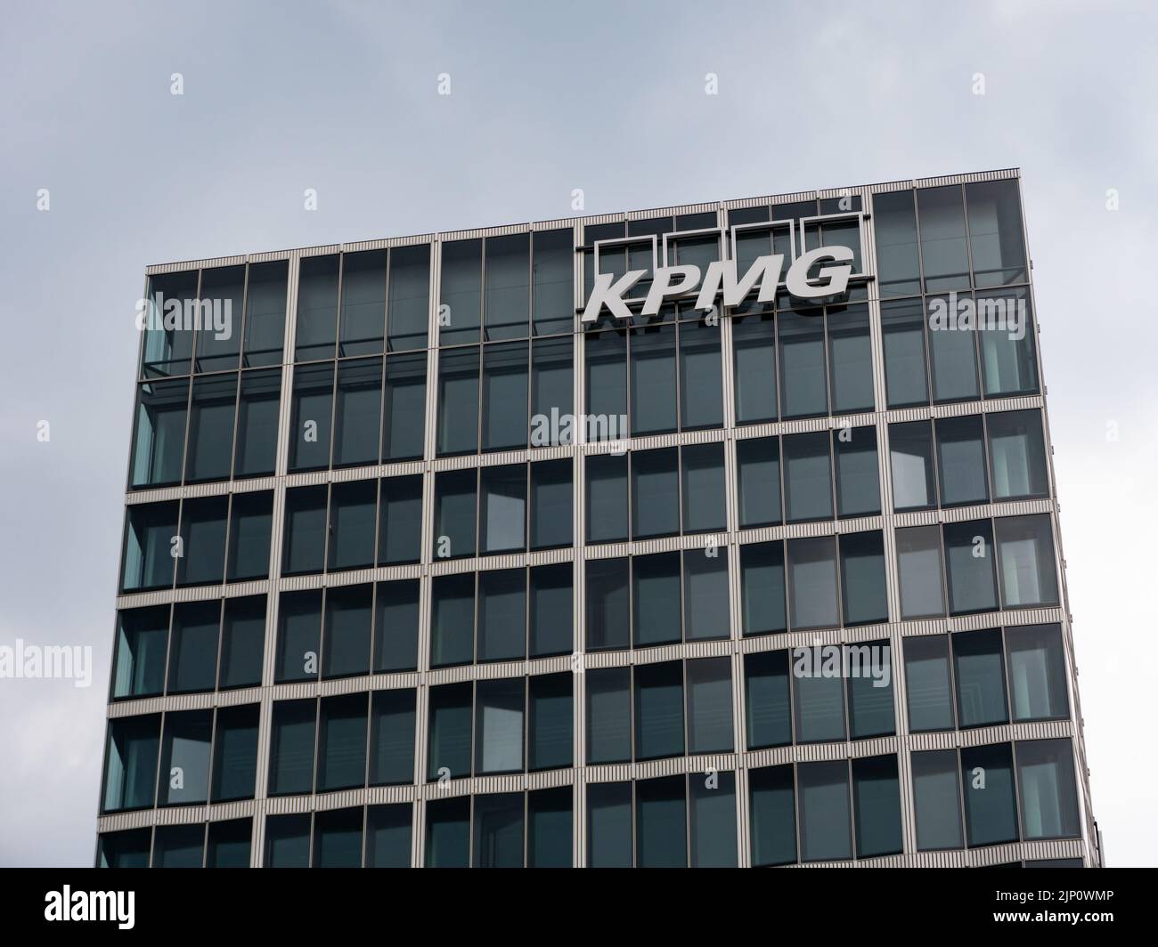 KPMG-Logo auf einem hohen Bürogebäude neben dem Hauptbahnhof. Eine der vier großen Rechnungslegungsunternehmen. Moderne Stadtarchitektur in der Stadt. Stockfoto