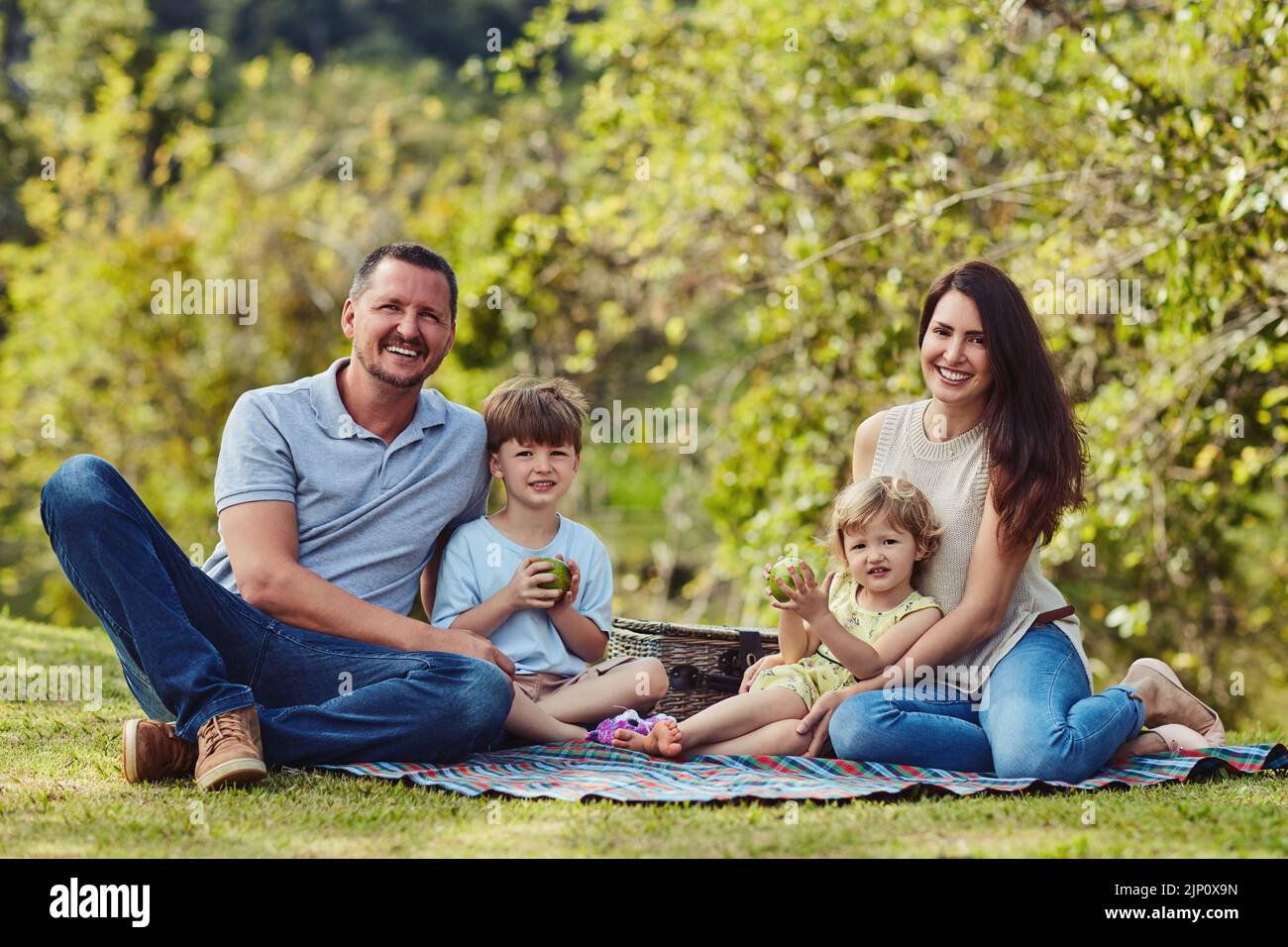 Wertvolle Zeit für die Bindung im Park. Porträt einer glücklichen Familie, die sich im Freien verbindet. Stockfoto