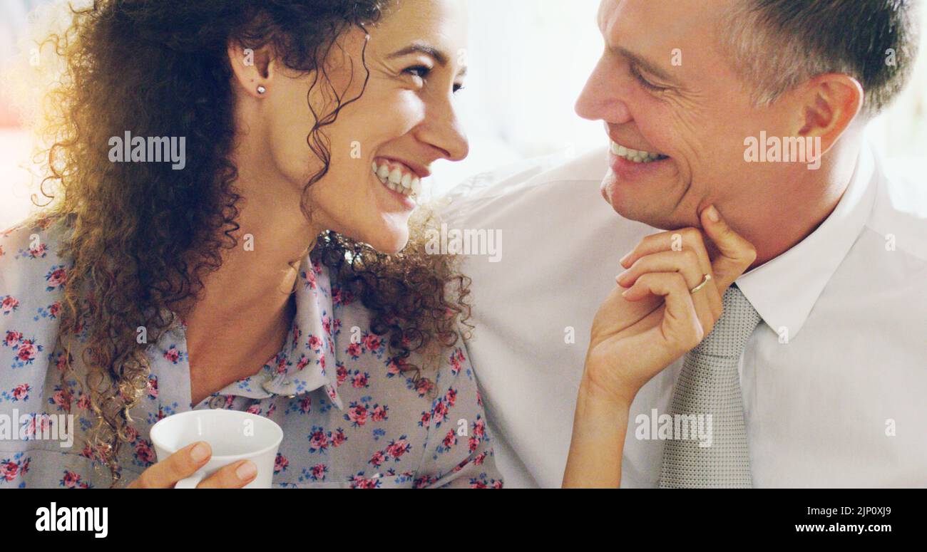 Ich liebe dich mehr als den ersten Schluck Kaffee. Ein liebevolles Paar mittleren Alters, das am Morgen zu Hause zusammen Kaffee trinkt. Stockfoto