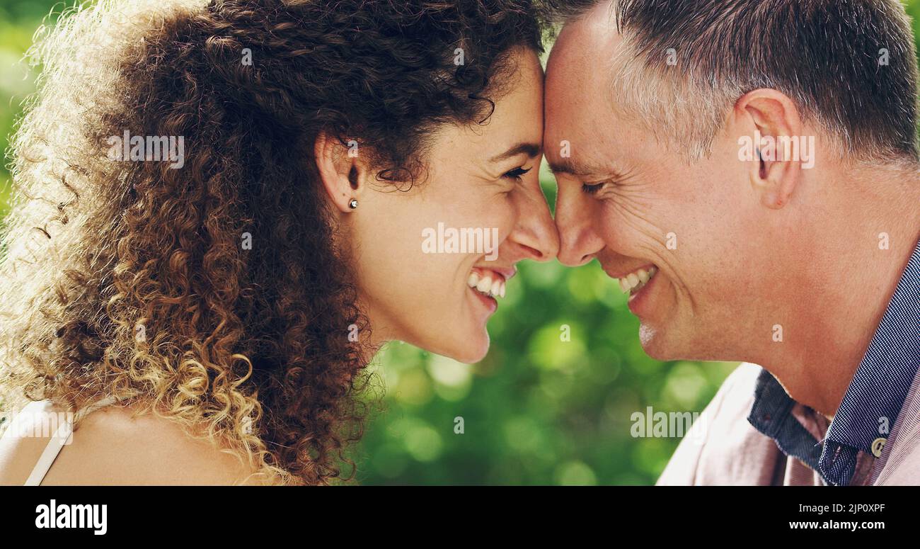 Ich liebe jeden Moment, den ich mit Ihnen verbringe. Ein glückliches und liebevolles reifes Paar, das im Freien gute Zeit miteinander verbringt. Stockfoto