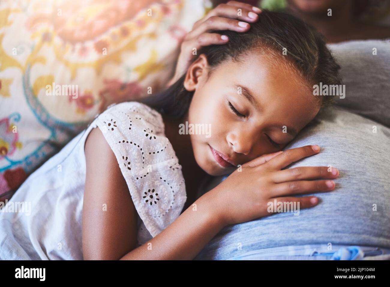 Mütter Liebe wird immer die wärmste und bequemste. Ein entzückendes kleines Mädchen ruht auf ihren Müttern schwanger Magen zu Hause. Stockfoto