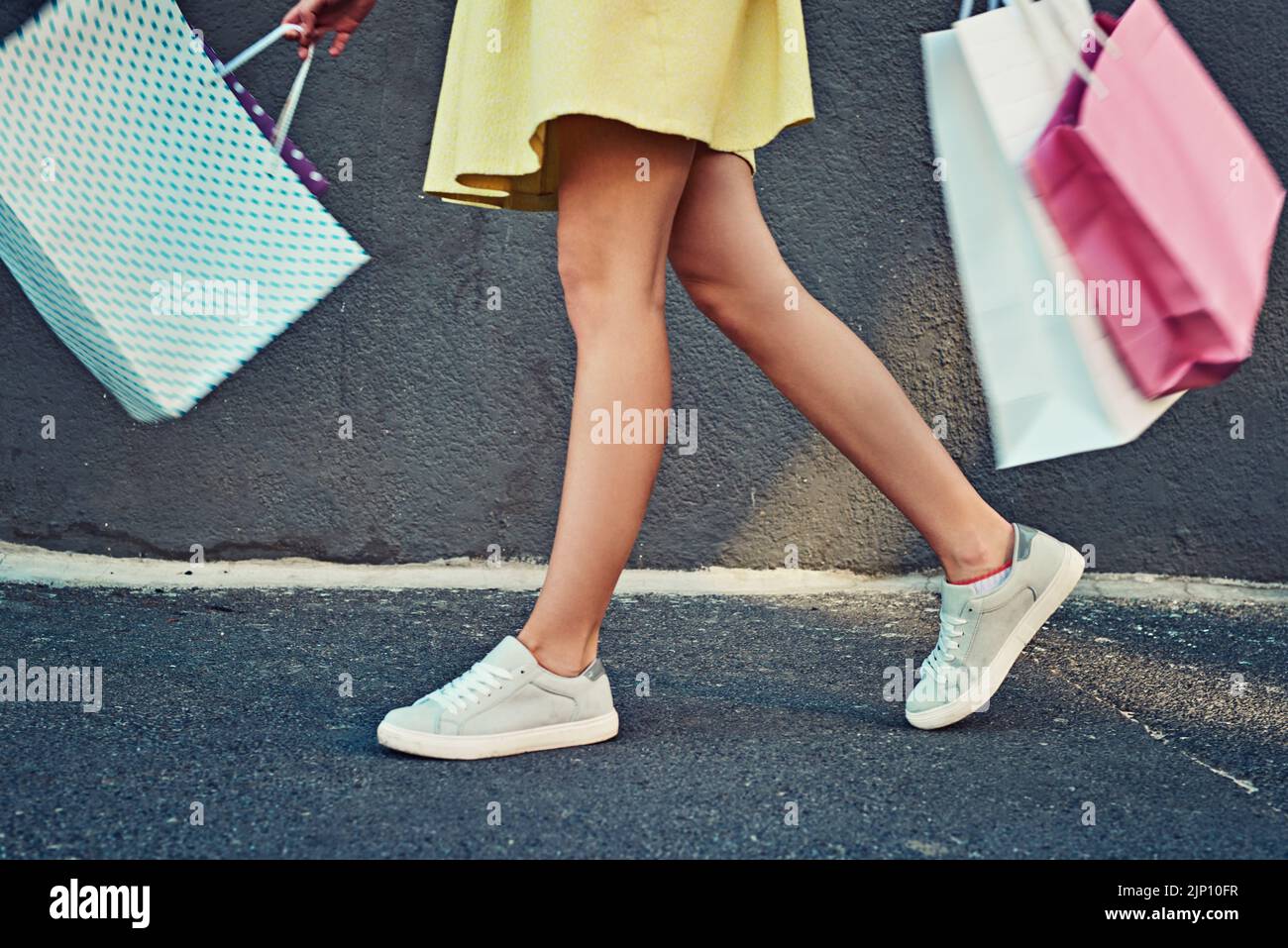 Shopping aber keine Wege im Dropping. Eine unkenntliche Frau auf einem Einkaufsbummel in der Stadt. Stockfoto
