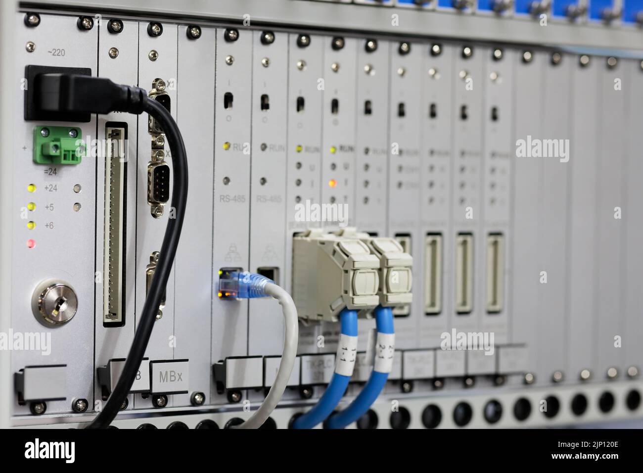 Industrielle Automatisierung und Steuerung in einem Rack. Selektiver Fokus. Stockfoto