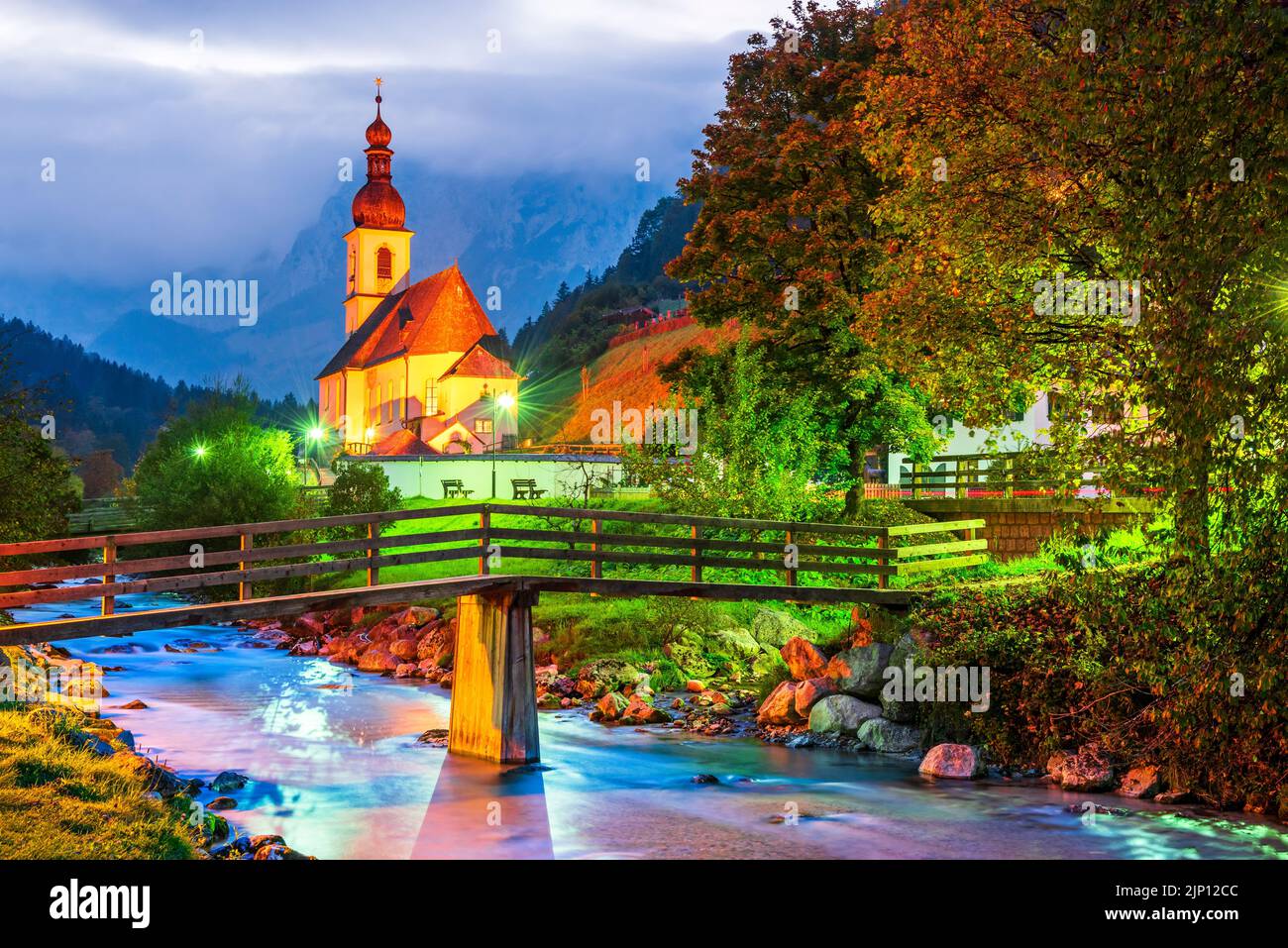 Ramsau, Bayern. Herbstliche Landschaft von Ramsau bei Berchtesgaden, Deutschland. Unglaubliche Aussicht auf die St. Sebastian Kirche. Stockfoto