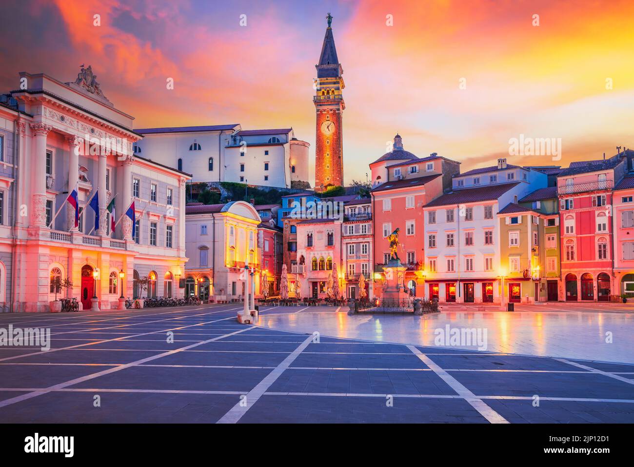 Piran, Slowenien. Schöne Dämmerung Blick auf die Altstadt Tartini Platz, Reise slowenischen Hintergrund. Stockfoto