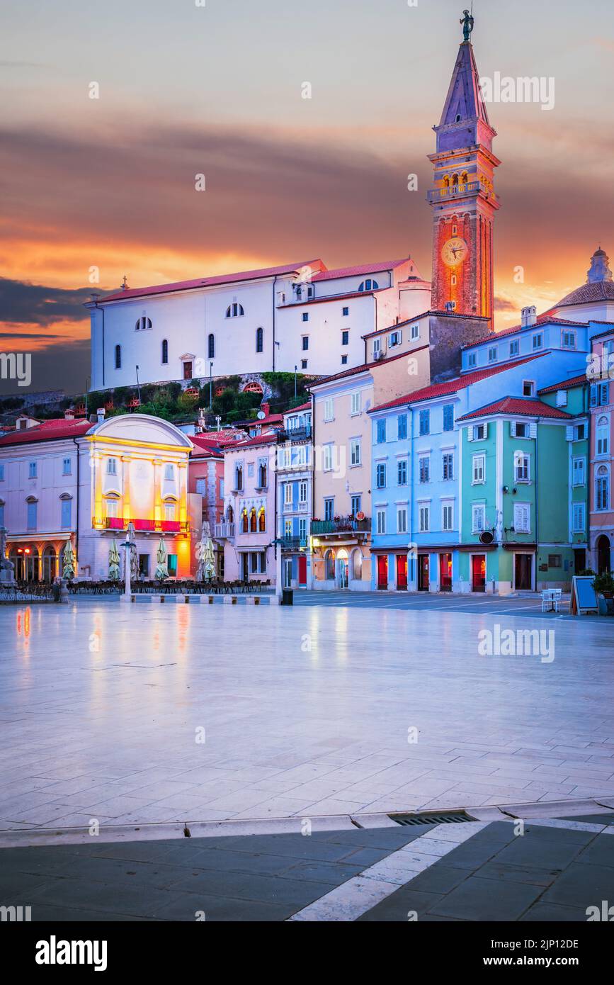 Piran, Slowenien. Schöne Morgenansicht der beleuchteten Altstadt Tartini Platz, Reise slowenischen Hintergrund. Stockfoto