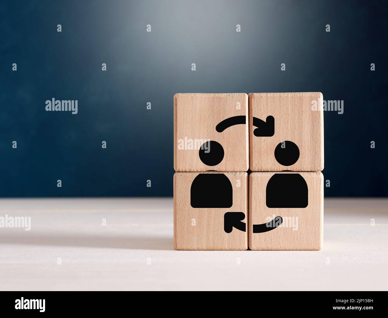 Symbol für das Geschäftsmodell von Verbraucher zu Verbraucher C2C auf Holzwürfeln. Stockfoto