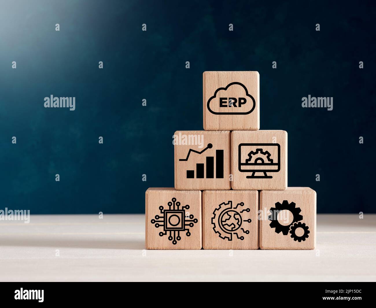 Cloud ERP Service Business und digitales Technologiekonzept. ERP-Symbole für die Unternehmensplanung auf der aufsteigenden Pyramide aus Holzwürfeln. Stockfoto