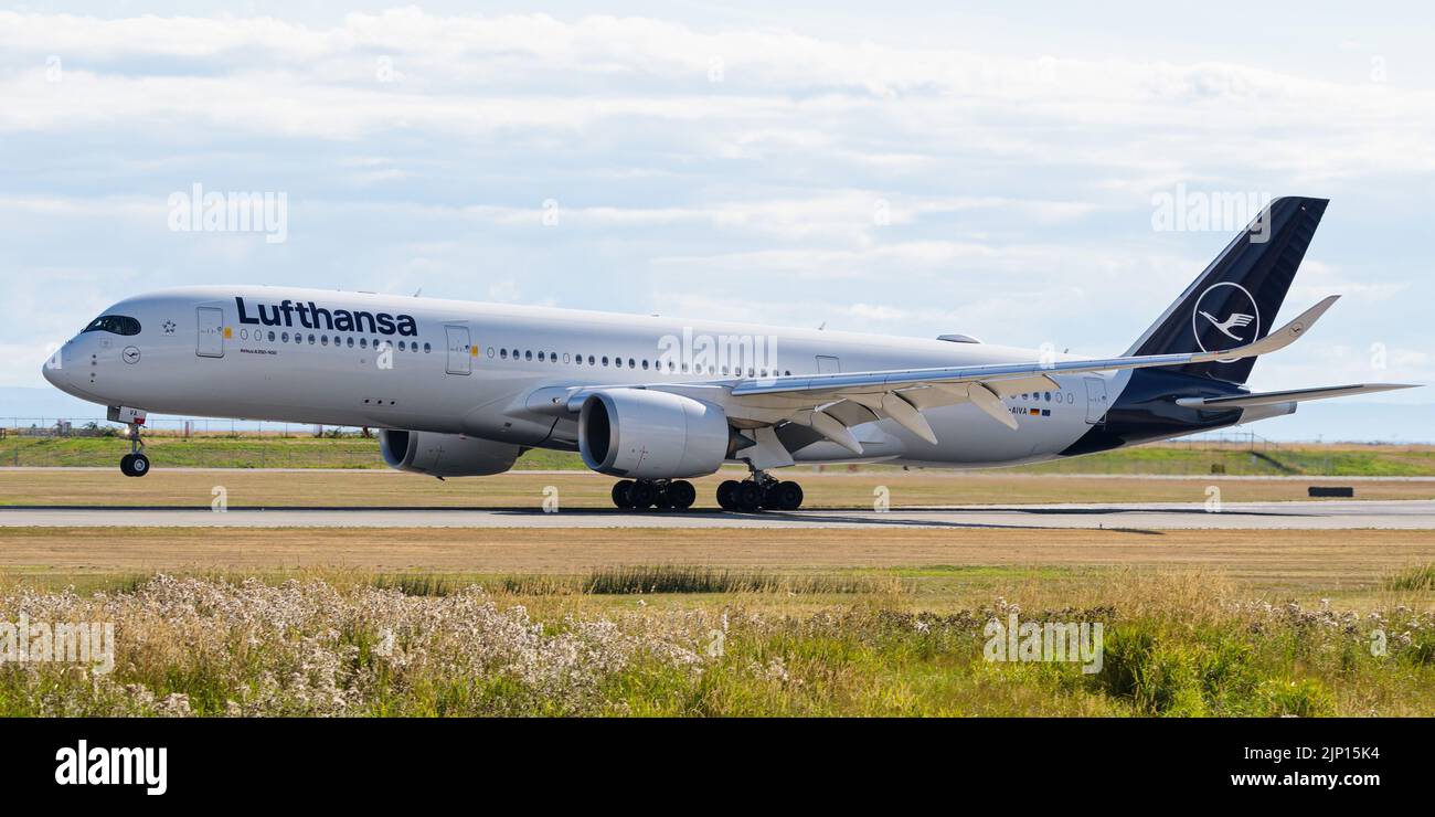 Richmond, British Columbia, Kanada. 13. August 2022. Ein Lufthansa Airbus A350-900 (D-AIVA), der auf dem internationalen Flughafen Vancouver landet. (Bild: © Bayne Stanley/ZUMA Press Wire) Stockfoto