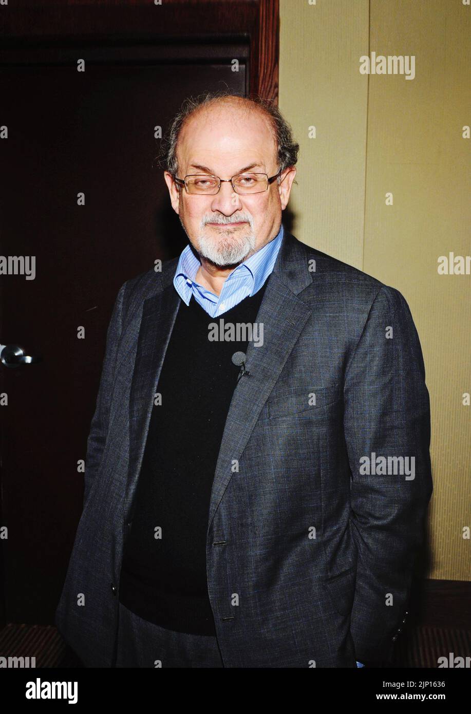 12. August 2022 - Autor Salman Rushdie wird auf der Bühne in New York angegriffen. File Foto: Apperance at the Lincoln Alexander Centre, Hamilton, Ontario, Canada, 2012. (Bild: © Brent Perniac/AdMedia über ZUMA Press Wire) Stockfoto