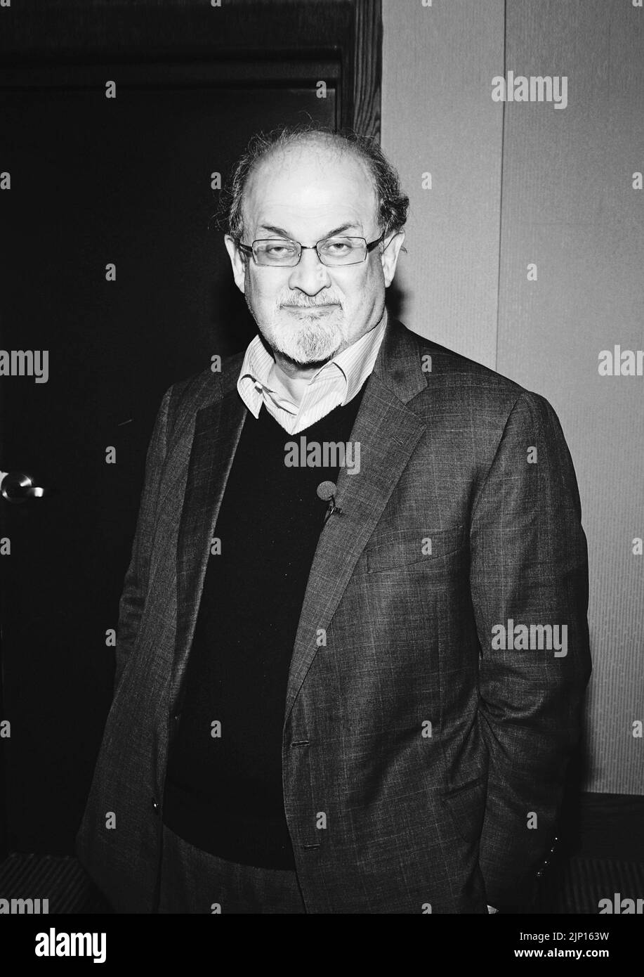 12. August 2022 - Autor Salman Rushdie wird auf der Bühne in New York angegriffen. File Foto: Apperance at the Lincoln Alexander Centre, Hamilton, Ontario, Canada, 2012. (Bild: © Brent Perniac/AdMedia über ZUMA Press Wire) Stockfoto