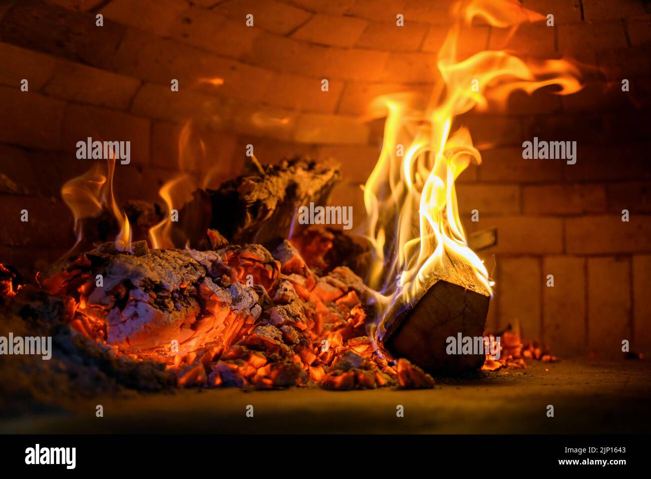 Pizza backen im Backofen offen Brennholz Stockfoto