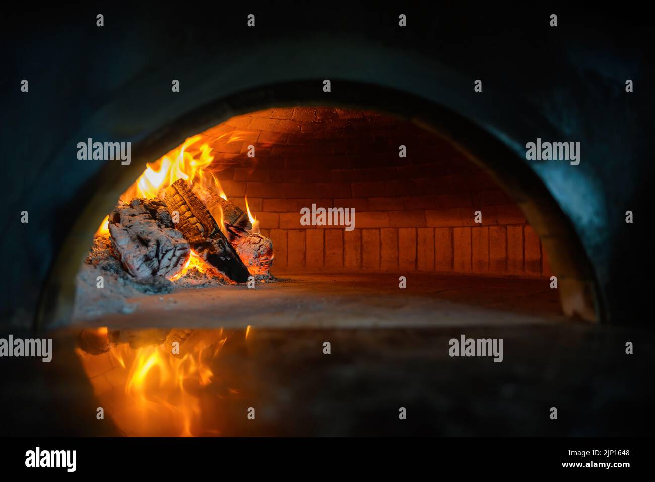 Pizza backen im Backofen offen Brennholz Stockfoto