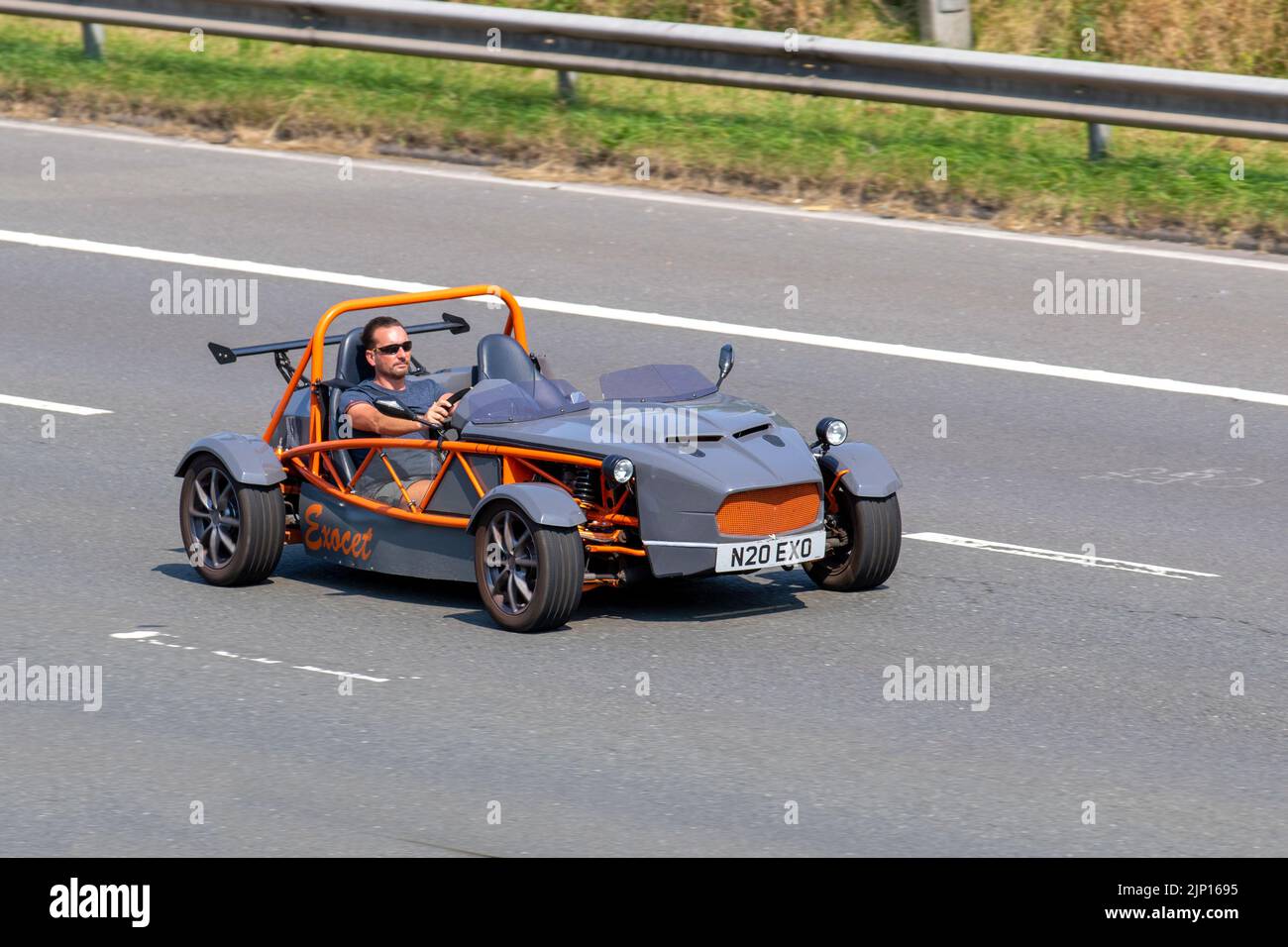 2002 grauorange, MX-5 MeV Exocet Kit car; MEV Exocet basiert auf MX5 mit einem enorm verbesserten Leistungs-Gewicht-Verhältnis, das auf der M6 Motorway, Manchester, UK, zu sehen war Stockfoto