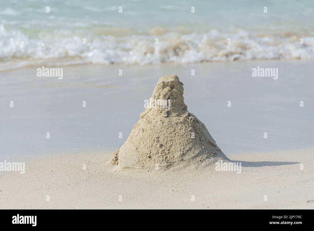 Eine Sandkiste in Form eines Berges oder möglicherweise eines Atomreaktors, Varadero Beach, Kuba. Stockfoto