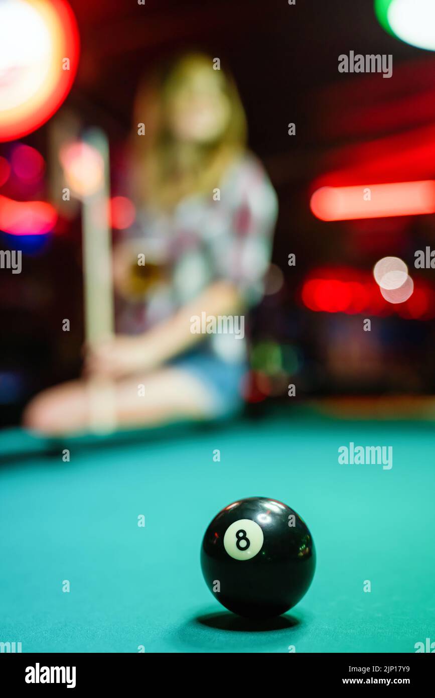 8 Ball aus dem Pool oder Billard auf einem Billardtisch. People Entertainment Game-Konzept Stockfoto