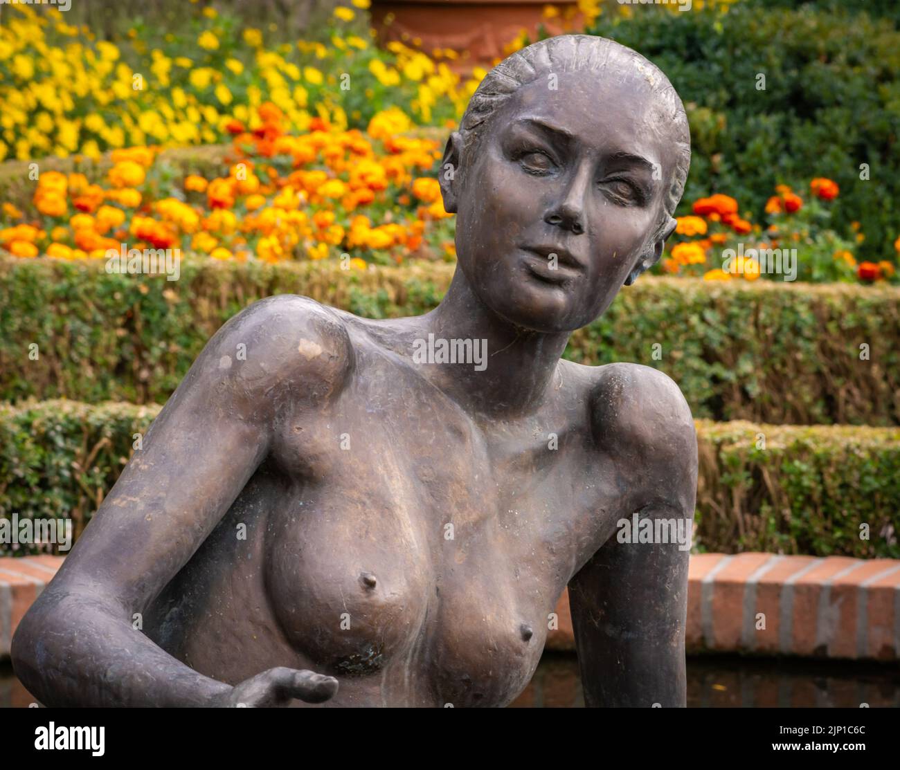 Bronzeskulptur der Nymphe in den Trauttmansdorff-Gärten von Meran - Südtirol, Norditalien Stockfoto