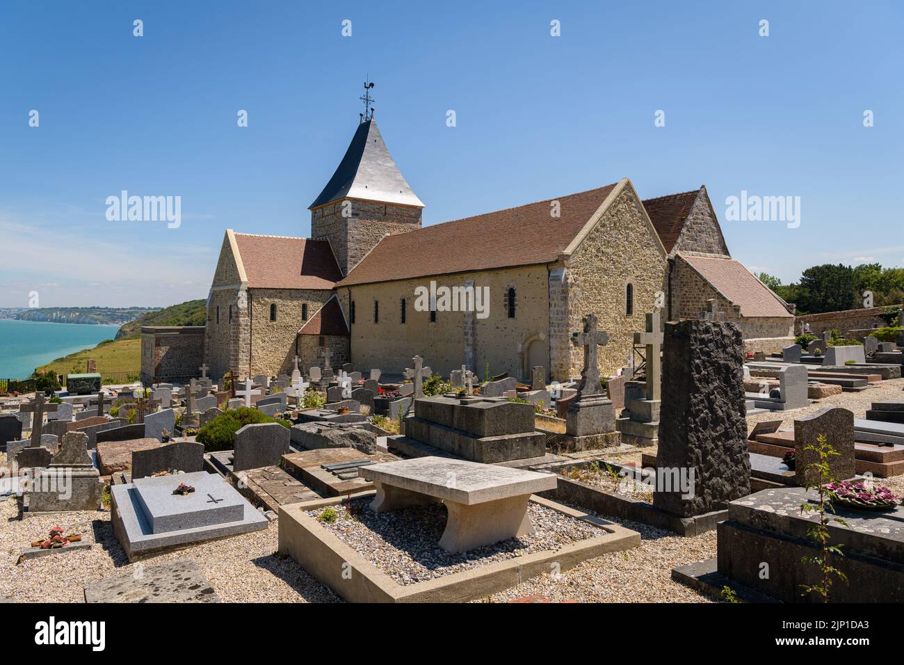 Varengeville sur Mer, Frankreich - 16. Juli 2022: Die Kirche St. Valery auf den Klippen von Ailly, sonniger Sommertag Stockfoto