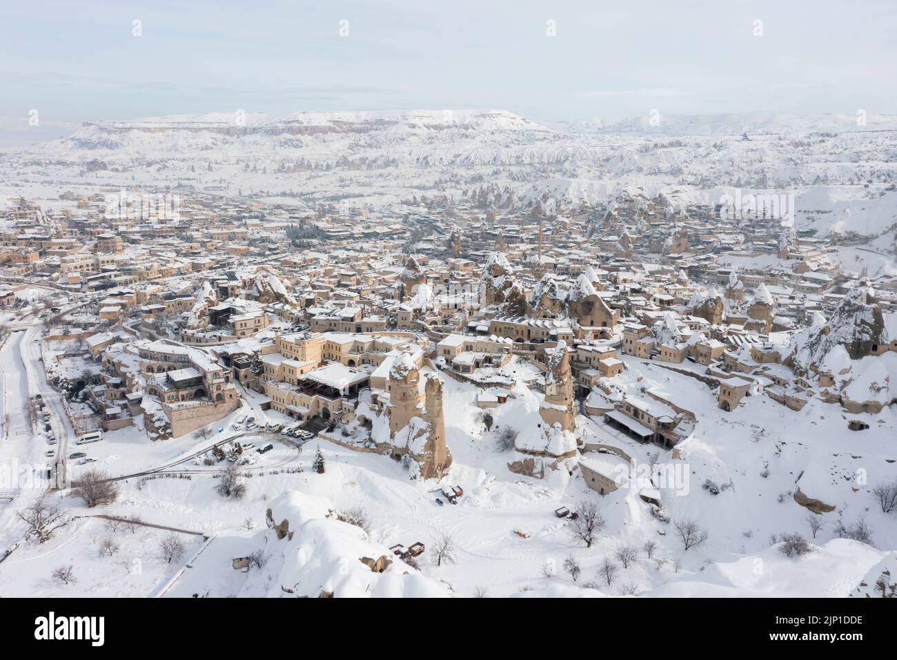 Taubental und Höhlenstadt in Goreme im Winter. Kappadokien, Türkei. Freilichtmuseum, Goreme-Nationalpark. Himmlische Landschaft Stockfoto