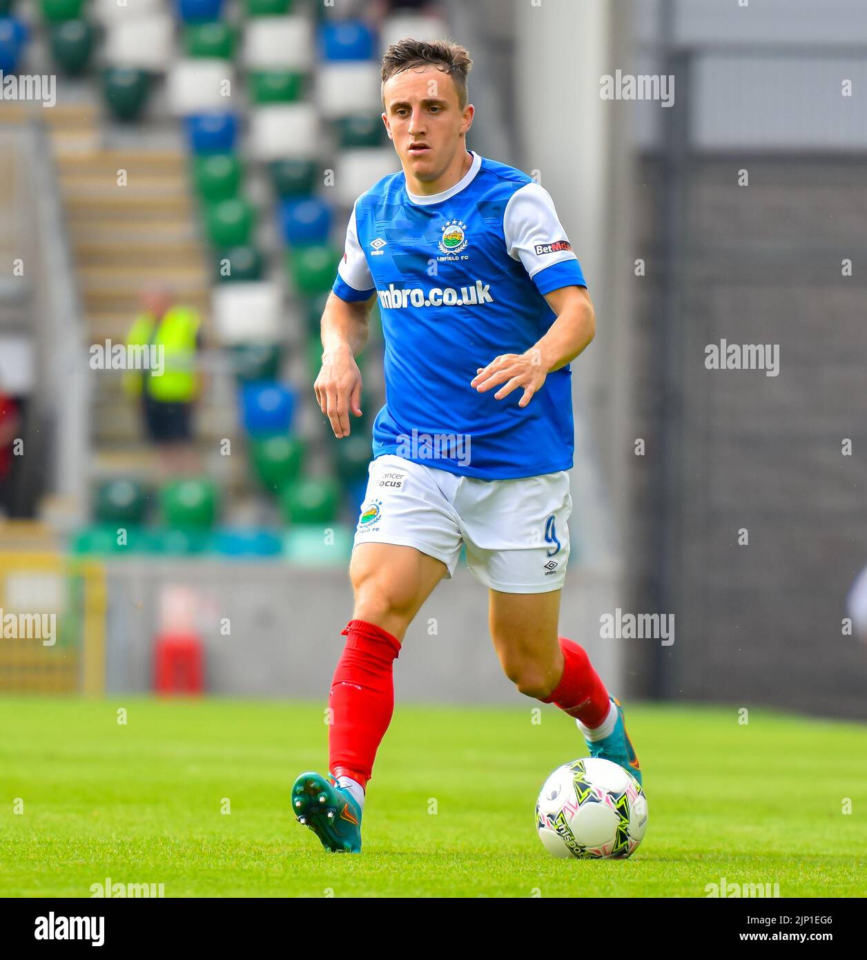 Joel Cooper in Aktion - Linfield vs Portadown, Windsor Park Belfast, Sonntag, 14.. August 2022 Stockfoto