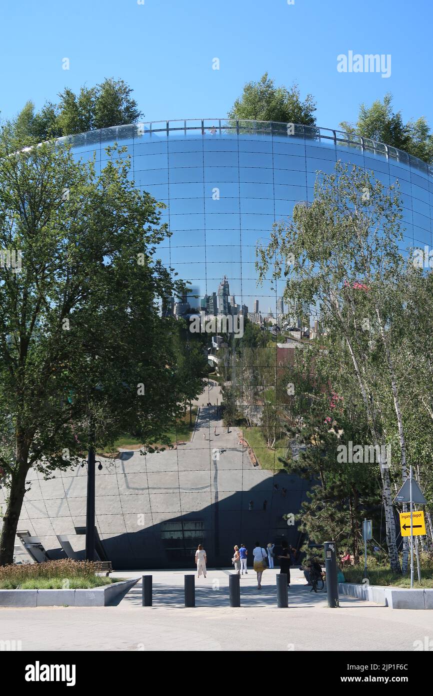 Rotterdam, Niederlande. Depot Boijmans Van Beuningen, das neue Kunstlager-Museum in einem gebogenen Spiegelglasgebäude. Eröffnet Im November 2021 Stockfoto