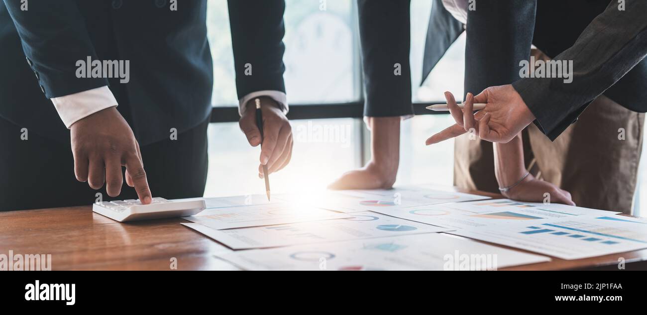 Business People Planning Strategy Analysis aus Finanzdokumentbericht, Office Concept Stockfoto