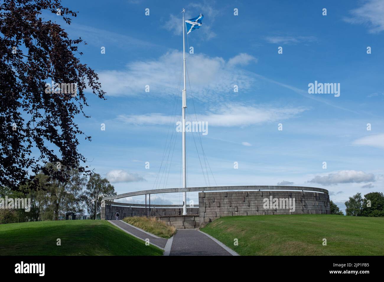 Die schottische St. Andrew's Cross-Flagge fliegt über die Rotunde auf dem Schlachtfeld von Bannockburn, in der Nähe von Stirling in Schottland Stockfoto
