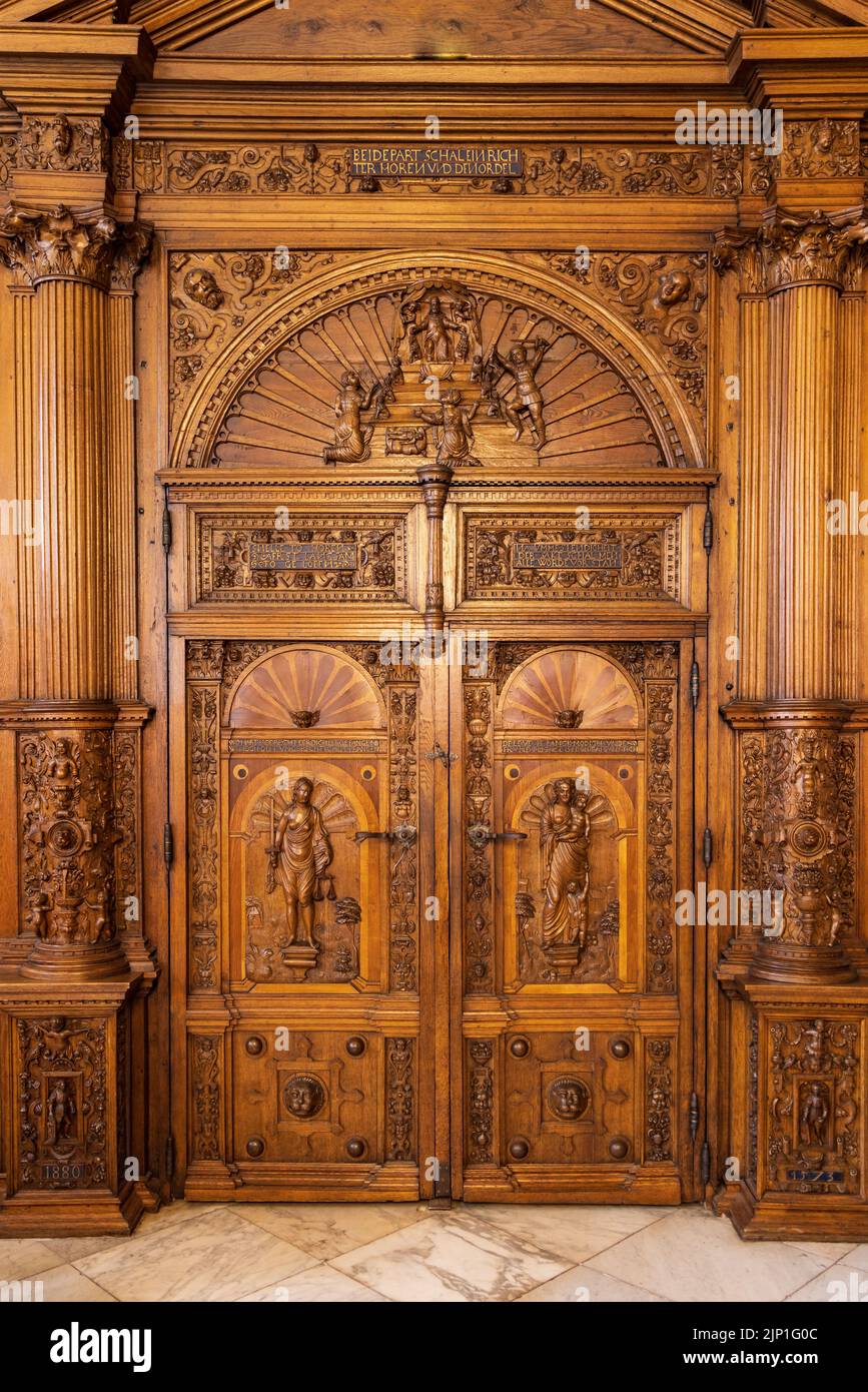 Lübeck, Deutschland - 30. Juli 2022: Schöne Renaissance Innenraum des Rathauses in Lübeck in Schleswig-Holstein in Norddeutschland Stockfoto