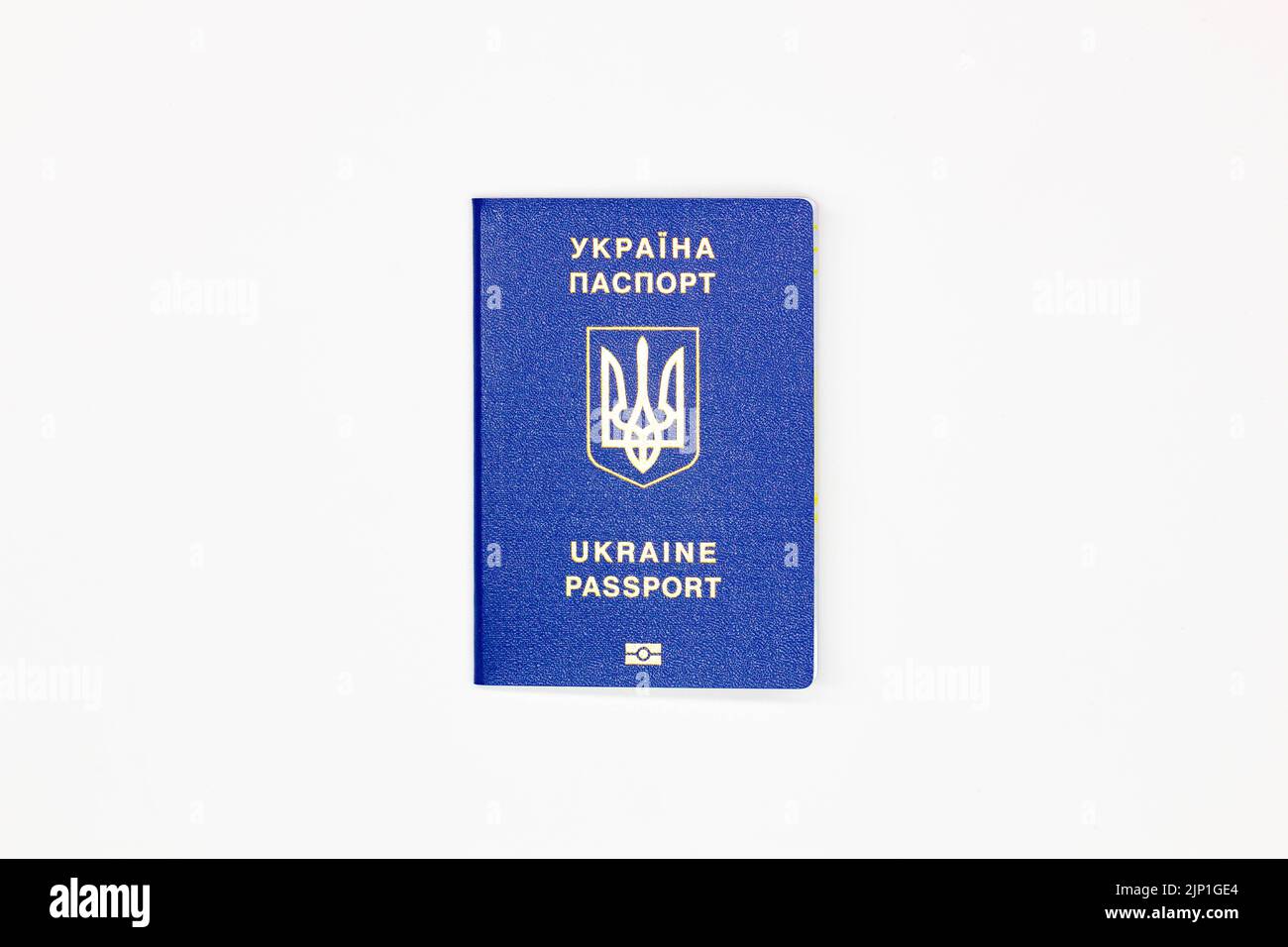 Pass der Ukraine. Das Deckblatt des Staatsdokuments des ausländischen ukrainischen Passes mit dem Wappen der Ukraine in blau auf weißem Hintergrund Stockfoto