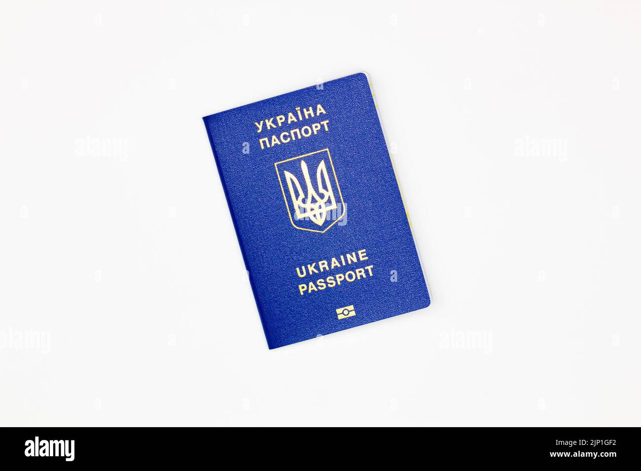 Pass der Ukraine. Das Deckblatt des Staatsdokuments des ausländischen ukrainischen Passes mit dem Wappen der Ukraine auf weißem Hintergrund mit einem Stockfoto