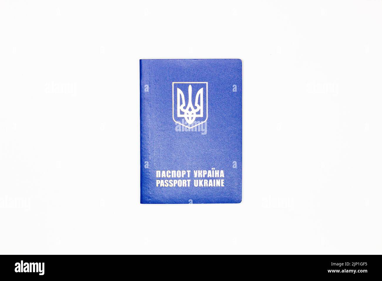 Pass der Ukraine. Das Deckblatt des Staatsdokuments des ausländischen ukrainischen Passes mit dem Wappen der Ukraine in blau auf weißem Hintergrund. Stockfoto