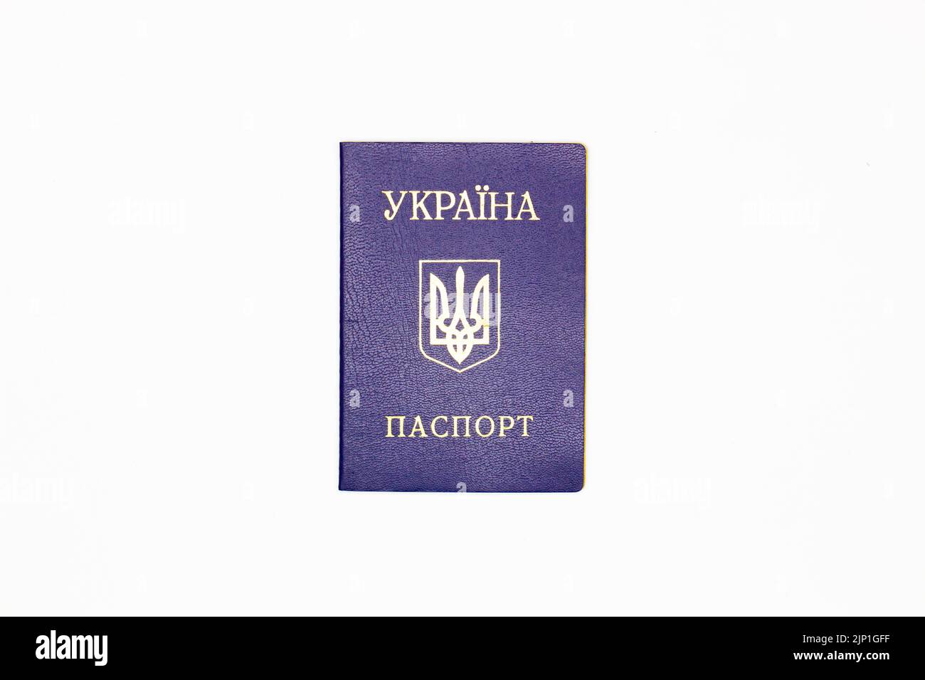 Pass der Ukraine. Das Deckblatt des Staatsdokuments des internen ukrainischen Passes mit dem Wappen der Ukraine in blau auf weißem Hintergrund Stockfoto