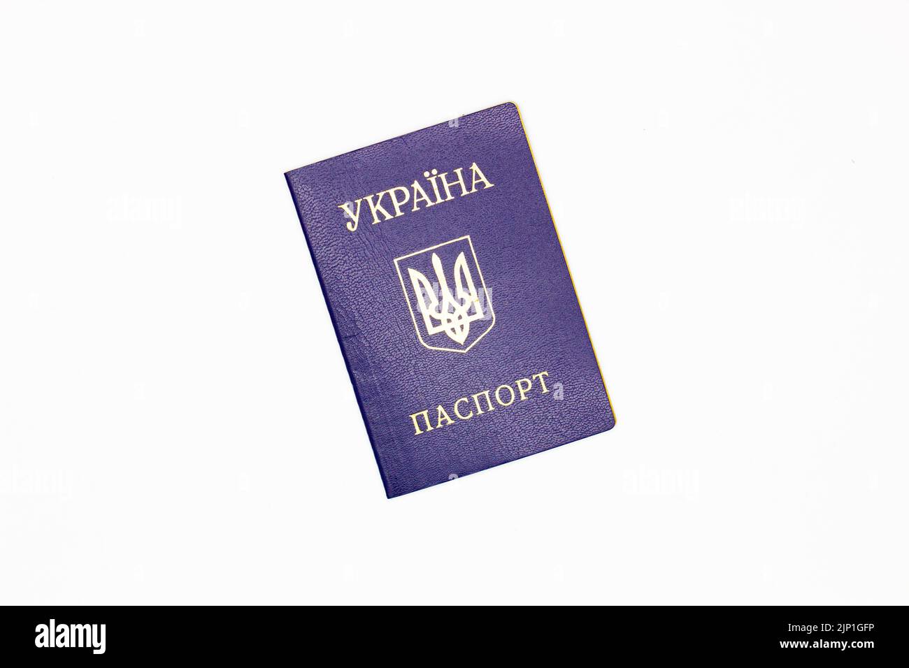 Pass der Ukraine. Das Deckblatt des Staatsdokuments des internen ukrainischen Passes mit dem Wappen der Ukraine in blau auf weißem Hintergrund Stockfoto