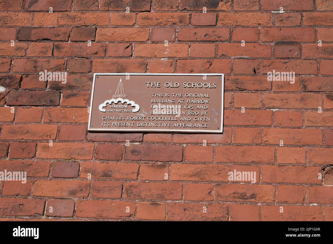 Harrow Heritage Trust Informationsschild an der Wand des Gebäudes der alten Schulen, Harrow School, Church Hill, Harrow on the Hill, England, Großbritannien Stockfoto