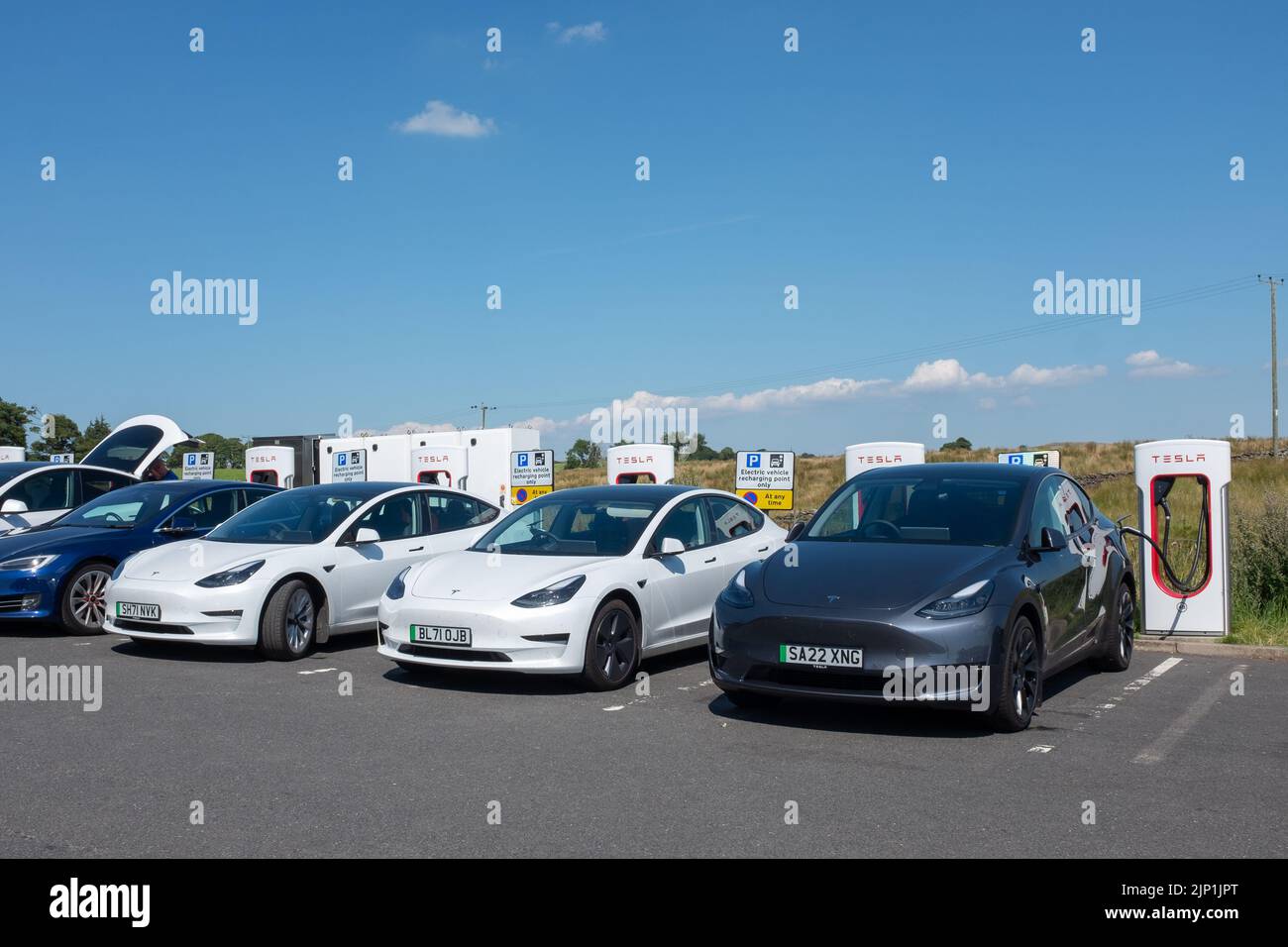 Tesla, Elektroautos laden an Schnellladestation. Tebay Services, auf M6 in Großbritannien Stockfoto