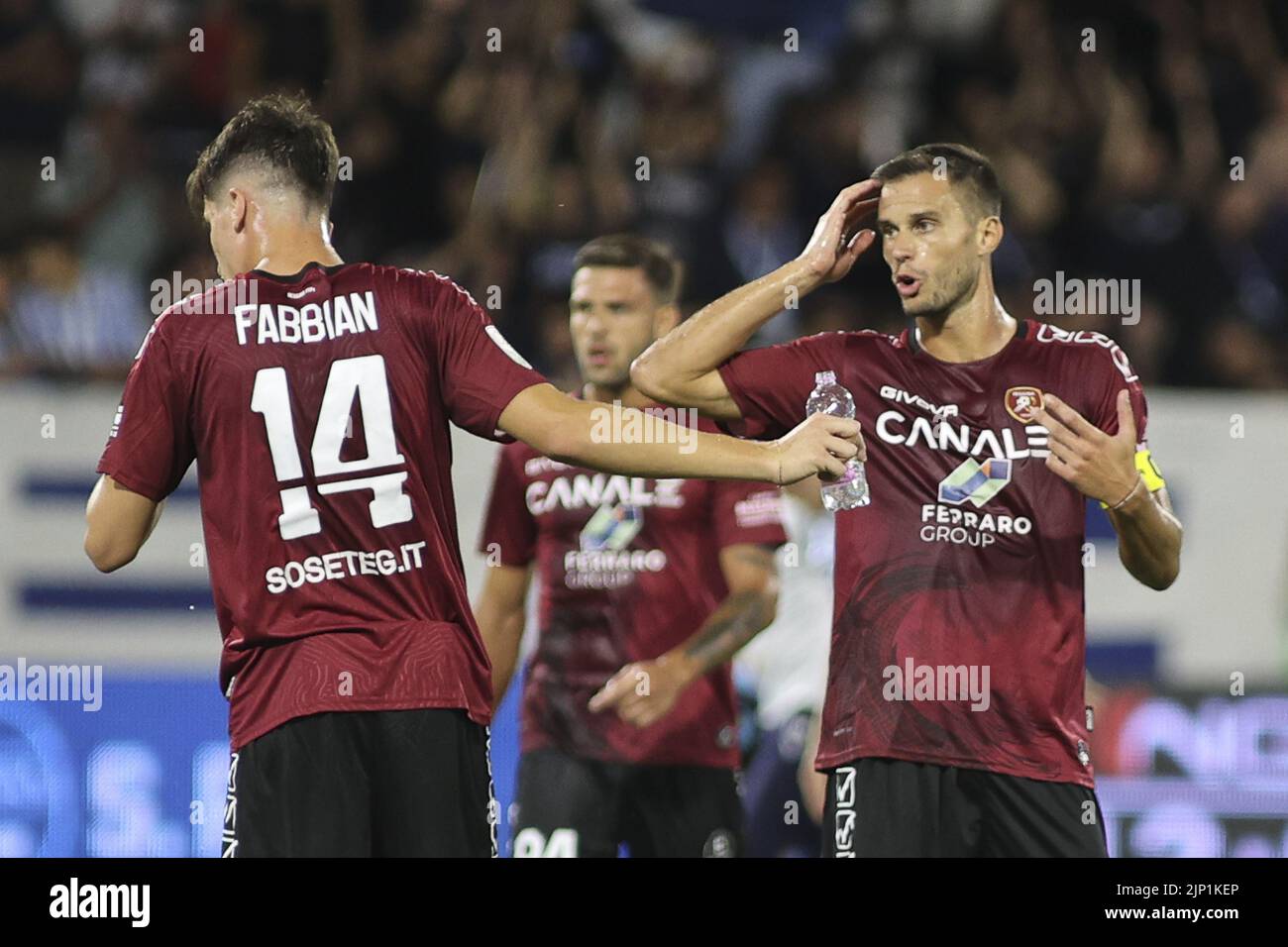 Ferrara, Italien. 14. August 2022. Lorenzo Crisetig von Reggina spricht mit Giovanni Fabbian von Reggina während des Spiels Spal vs Reggina, 1Â der Serie BKT 2022-23, am 14. August 2022 im Paolo Mazza-Stadion in Ferrara, Italien. Kredit: Unabhängige Fotoagentur/Alamy Live Nachrichten Stockfoto