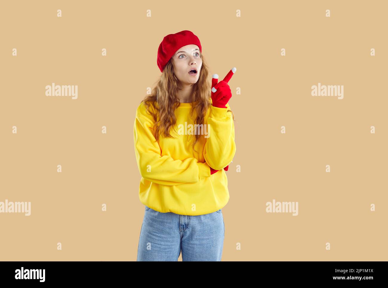 Stilvolle Frau in Herbst Casual Kleidung mit schockierten Ausdruck auf ihrem Gesicht zeigt Copy Space. Stockfoto
