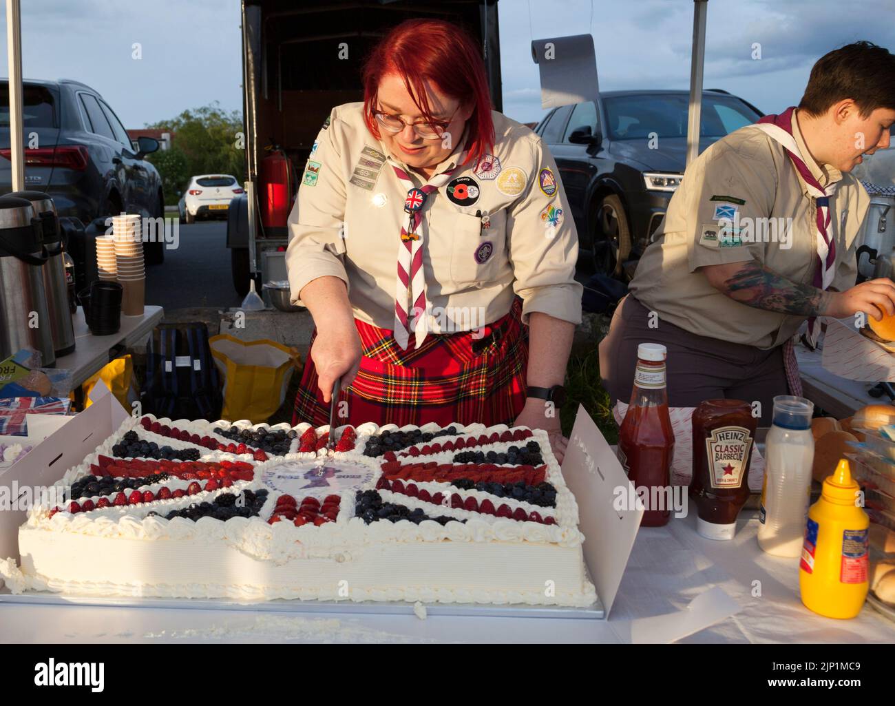 Das Kuchenschneiden bei der Helensburgh Scouts-Feier 4. zum Platin-Jubiläum der Königin in Helensburgh, Schottland Stockfoto
