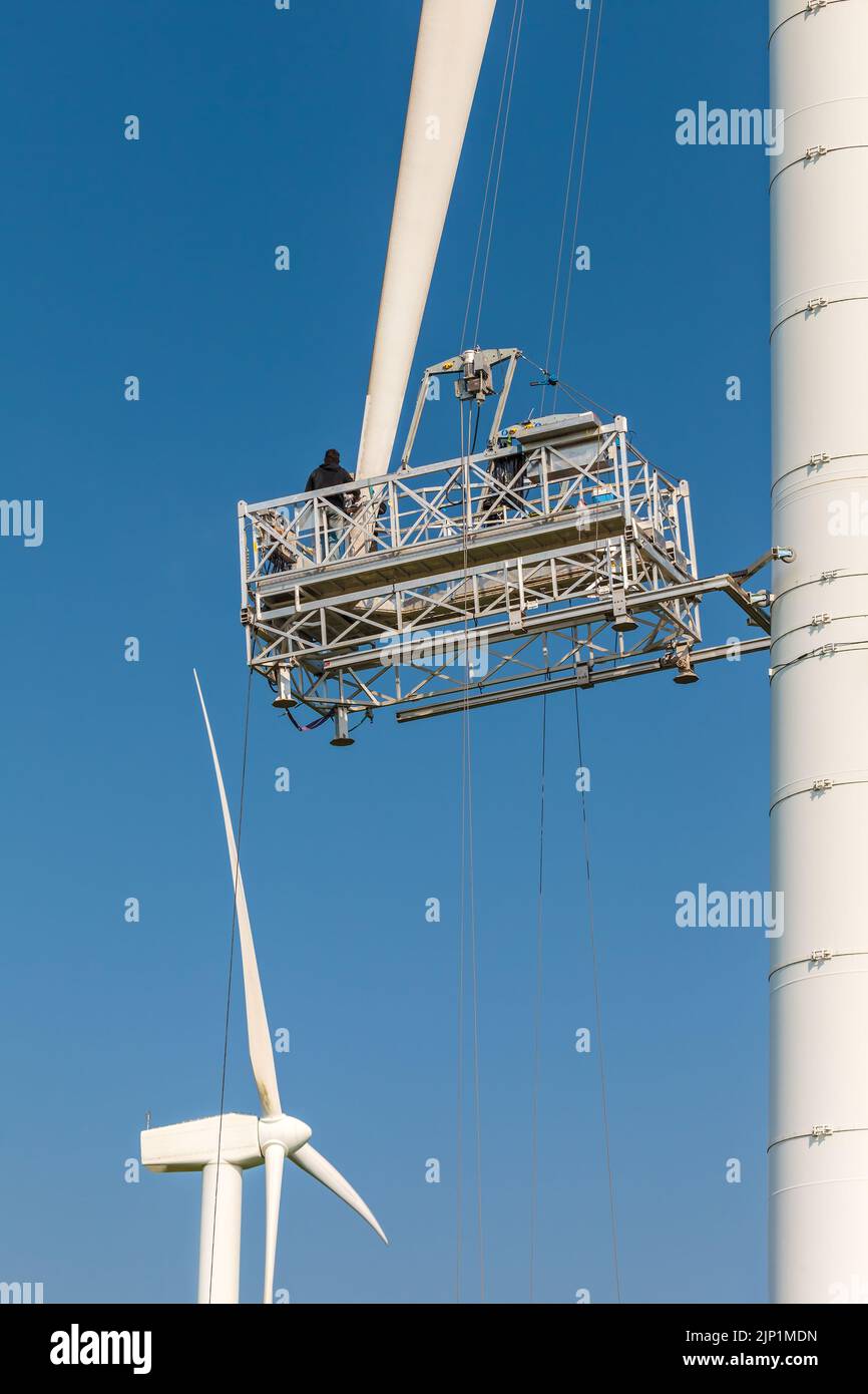 Wartung des Propellers einer Windenergieanlage Stockfoto
