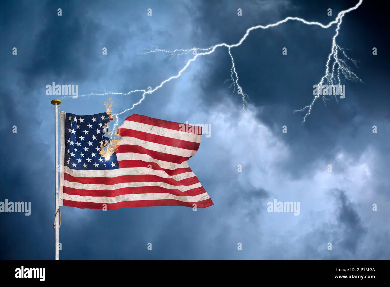 Konzept der Wirtschaftskrise mit der amerikanischen Flagge vom Blitz getroffen Stockfoto