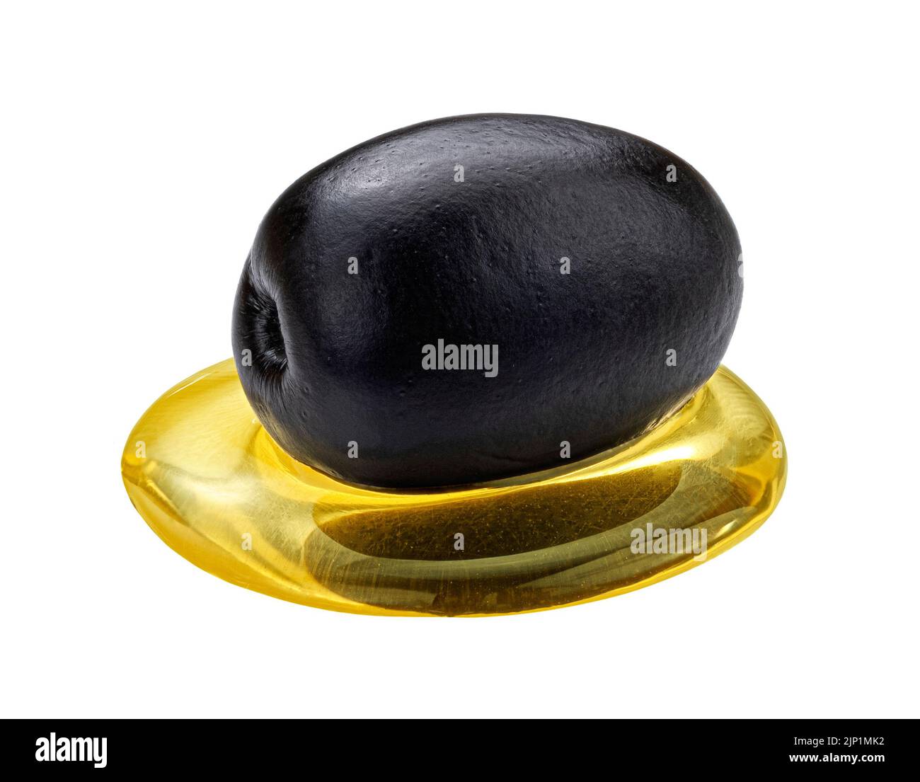 Eine schwarze Olive mit Olivenölfleck isoliert auf weißem Hintergrund Stockfoto