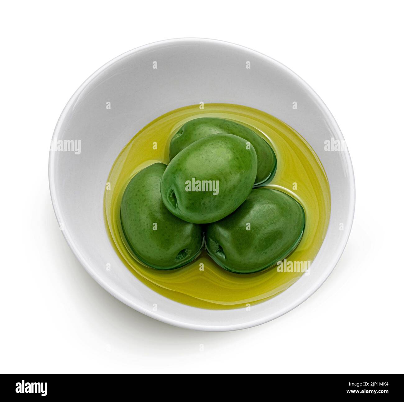Schüssel mit grünen Oliven mit Öl isoliert auf weißem Hintergrund, Draufsicht Stockfoto